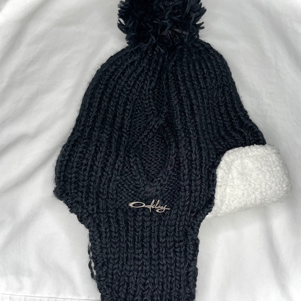 New Women’s Oakley Beanie with flannel flanking